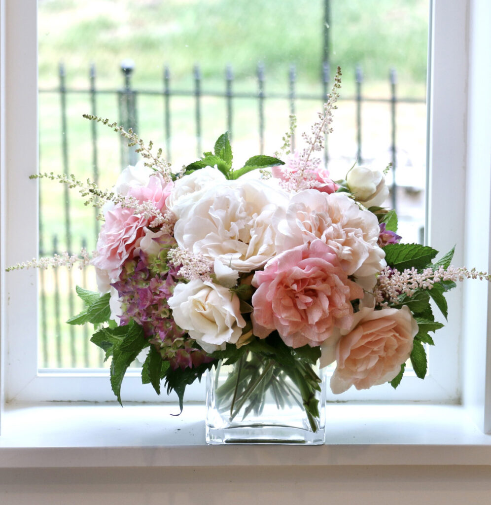 design an arrangement with garden roses at a beginners flower arranging class in Snohomish washington