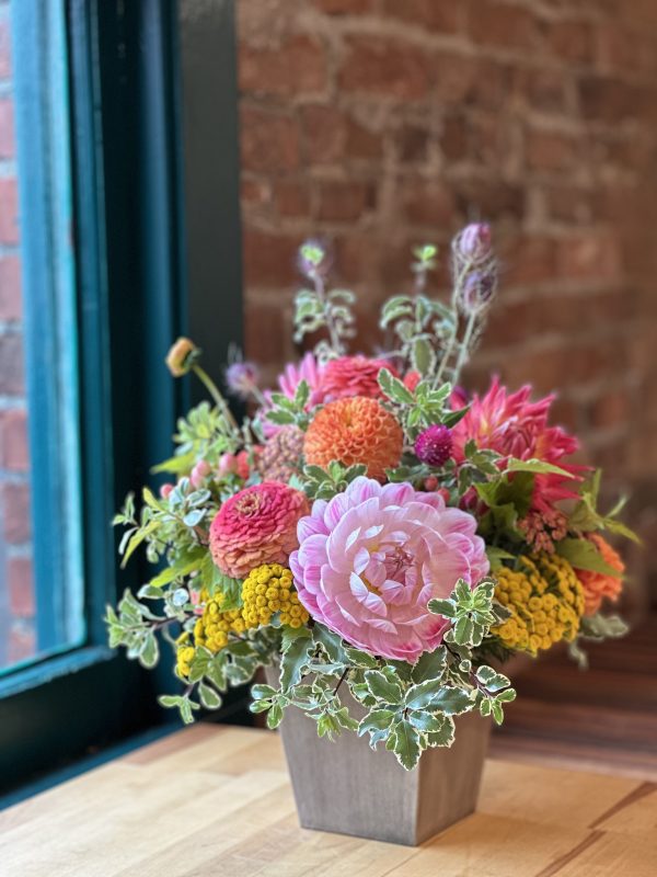 Flower arranging class with dahlias at fleurs creative Snohomish Washington